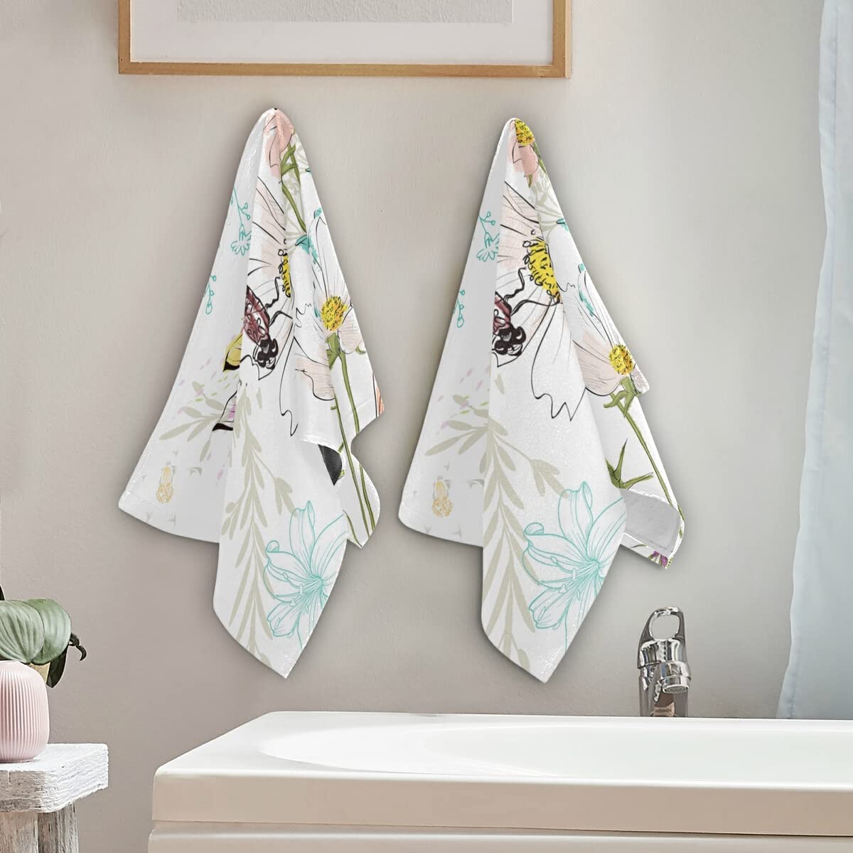Watercolor Dragonfly Hand Towel 2 Pieces Daisy Flowers Bath Towels Soft Absorbent Fingertip Towels for Bathroom Kitchen Gym Yoga Decor